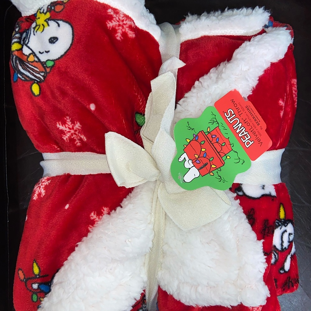 NWT Peanuts Snoopy & Woodstock Christmas Lights Throw Blanket